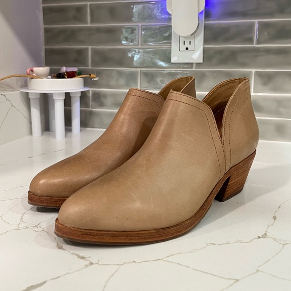 Nisolo Shoes - Nisolo Mia  Everyday Ankle Bootie. Women’s size 6.5 Color Almond.